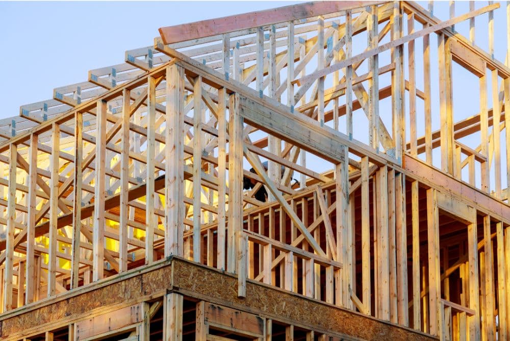 Chantier de construction — gros œuvre et charpente